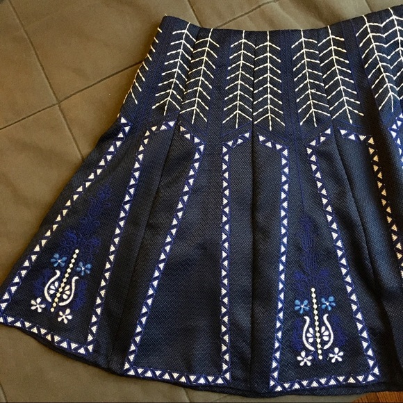 NWOT Blue pleated mini skirt, embroidered design - Picture 6 of 6